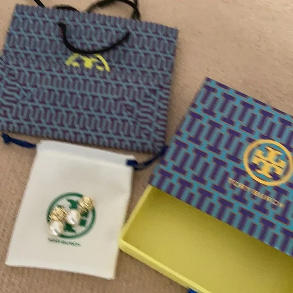 Elegant Tory Burch Logo Pearl Drop Earrings - Picture 5 of 5